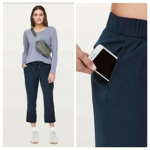 NWOT. Lululemon On the Fly Crop Woven. Size 4-navy